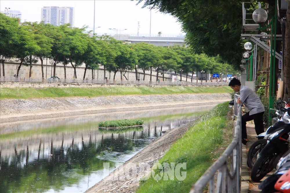 Nhiều người dân tỏ vẻ ngán ngẩm khi chứng kiến tình trạng trên.