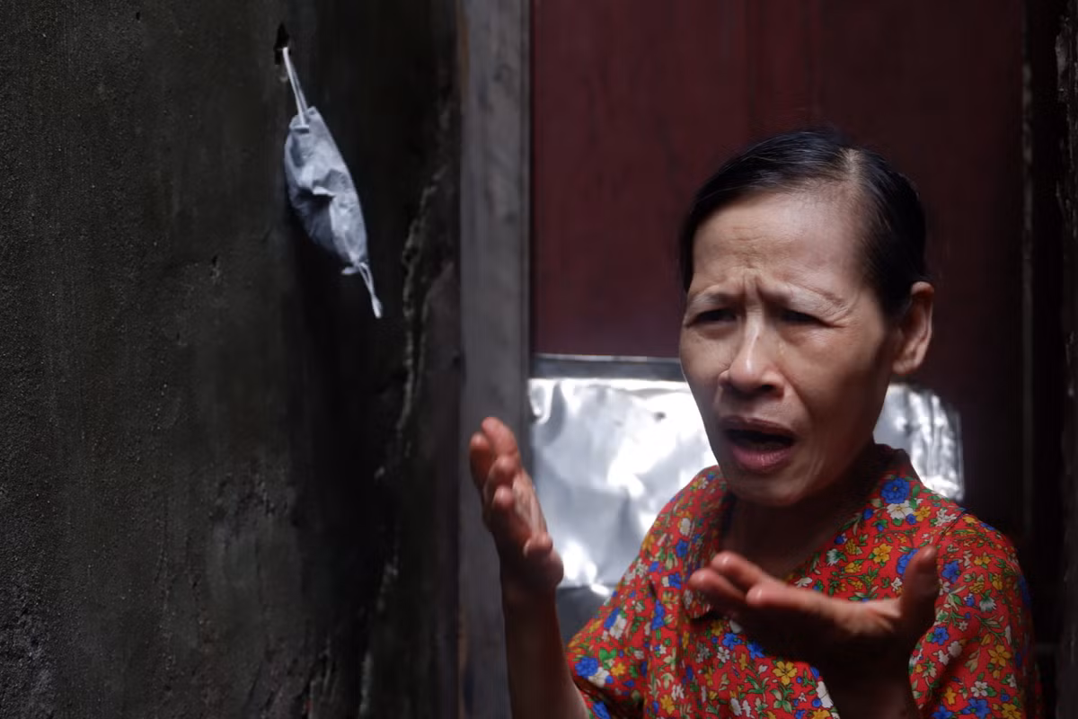 Bà Nguyễn Thị Thanh Bình (65 tuổi, trú tại phường Ngọc Hà) chia sẻ: "Tôi khổ lắm! Cứ mỗi khi trời mưa to, nước bẩn từ đoạn mương chết tràn vào nhà như một cái ao. Mỗi lần như vậy, tôi phải dọn mất mấy tiếng đồng hồ. Nhưng khi dọn xong vẫn có mùi kinh khủng lắm".