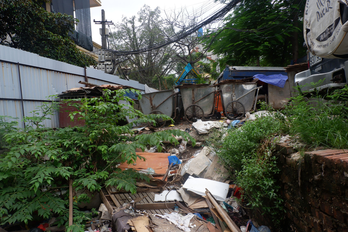 Đủ các thể loại rác thải được người dân vứt ra khu vực mương được cống hóa.