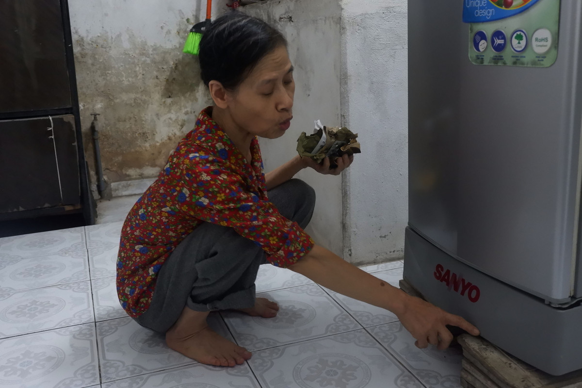 Để đề phòng mưa lớn, nước dâng cao, bà Bình phải kê những đồ điện lên cao, tránh hỏng hóc, chập điện.