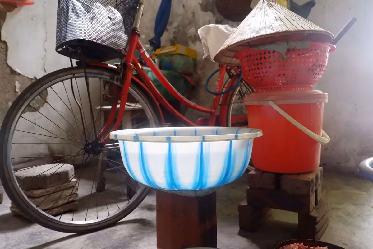 Để bảo vệ các vật dụng của gia đình, bà Bình chỉ còn cách kê cao lên so với nền nhà.