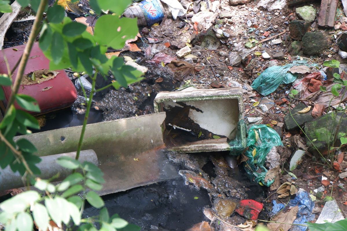 Ngoài việc con mương biến thành bãi rác, đây còn là nơi hội tụ những vũng nước thải sinh hoạt của người dân gây ô nhiễm nghiêm trọng. Khi trời mưa, nước dâng cao gây ảnh hưởng đến nhiều hộ dân trong khu vực.