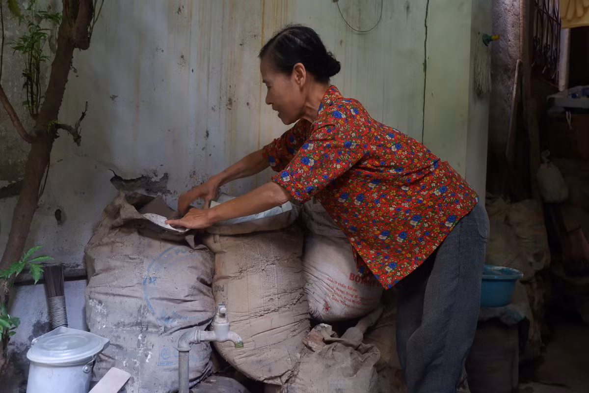 Để phòng chống ngập, người dân ở đây thường gom những bảo cát ngay tại sân nhà.