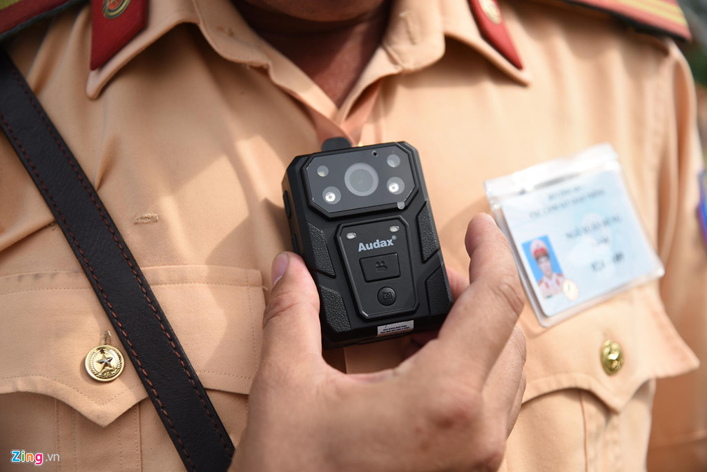 Đây cũng là lần đầu tiên lực lượng chức năng sử dụng camera chuyên dụng để giám sát toàn bộ quá trình thi hành công vụ. Việc trang bị camera nhằm tăng cường minh bạch, ngăn chặn các hành vi cản trở, chống đối người thi hành công vụ. 