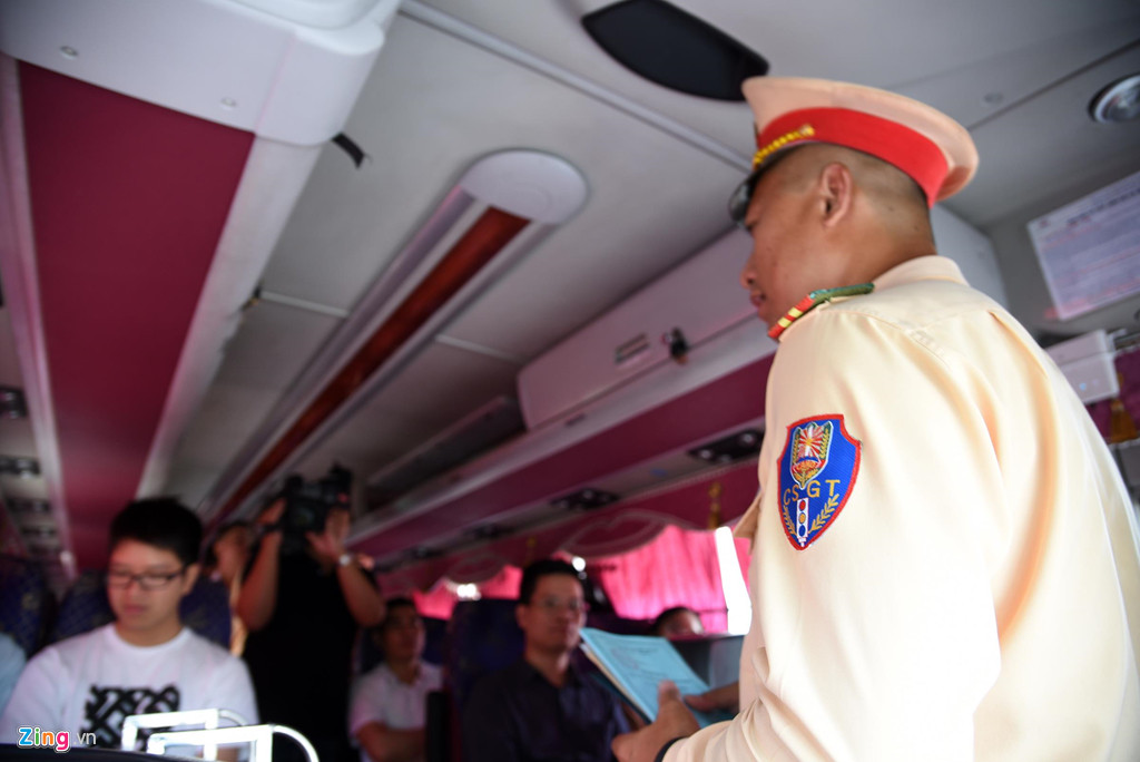 Tại Hà Nội và TP.HCM, CSGT địa phương cũng ra quân tổng kiểm tra ôtô khách, xe tải và xe máy tại tuyến quốc lộ, đường dẫn vào TP. Các trường hợp vi phạm nghiêm trọng như sử dụng ma túy, vận chuyển chất cháy nổ, hàng giả… tùy mức độ sẽ bị đình chỉ lưu hành hoặc tạm giữ phương tiện.