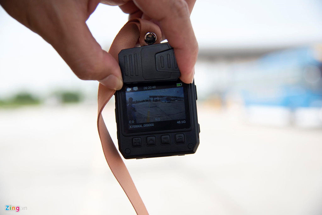 Camera chuyên dụng thiết kế nhỏ gọn, có dây đeo. Ổ cứng dung lượng từ 64 Gb trở lên, phía sau có màn hình màu hiển thị các thông số của thiết bị. Mặt trước thiết bị gồm camera và cảm biến hồng ngoại giúp cảnh sát ghi hình vào ban đêm. Ngoài ra, camera còn có kết nối không dây với trung tâm chỉ huy để có thể truyền hình ảnh trực tiếp.