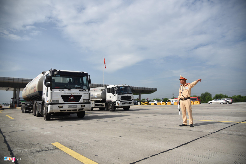 Cũng trong đợt ra quân này, CSGT sẽ sử dụng nhiều thiết bị kỹ thuật nghiệp vụ giám sát TTATGT, trong đó có máy đo tốc độ để phát hiện các hành vi vi phạm. Trên tuyến cao tốc, CSGT sẽ tổ chức kiểm soát tại điểm đầu, điểm cuối hoặc khu vực trạm thu phí. Còn trên các tuyến quốc lộ, lực lượng chức năng sẽ làm nhiệm vụ tại các trạm CSGT và một số điểm để tránh làm ảnh hưởng đến hoạt động của các phương tiện giao thông khác.