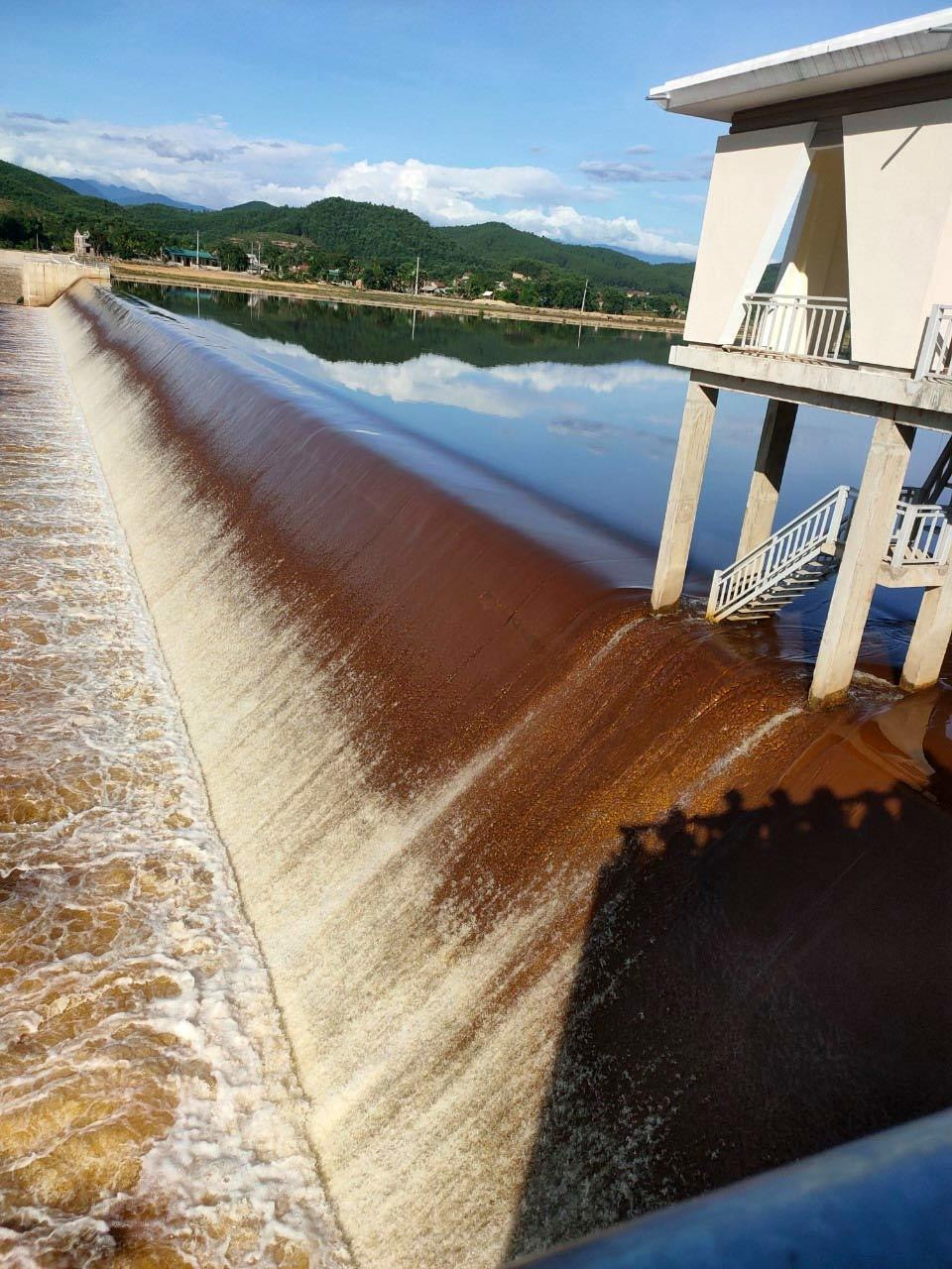 Tai sao ho nuoc tai Ha Tinh dang xanh trong bong doi mau ca phe?-Hinh-2