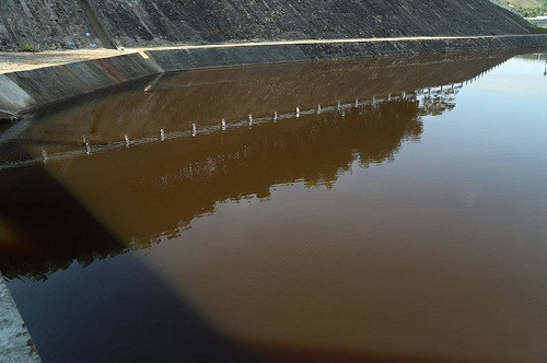 Tai sao ho nuoc tai Ha Tinh dang xanh trong bong doi mau ca phe?