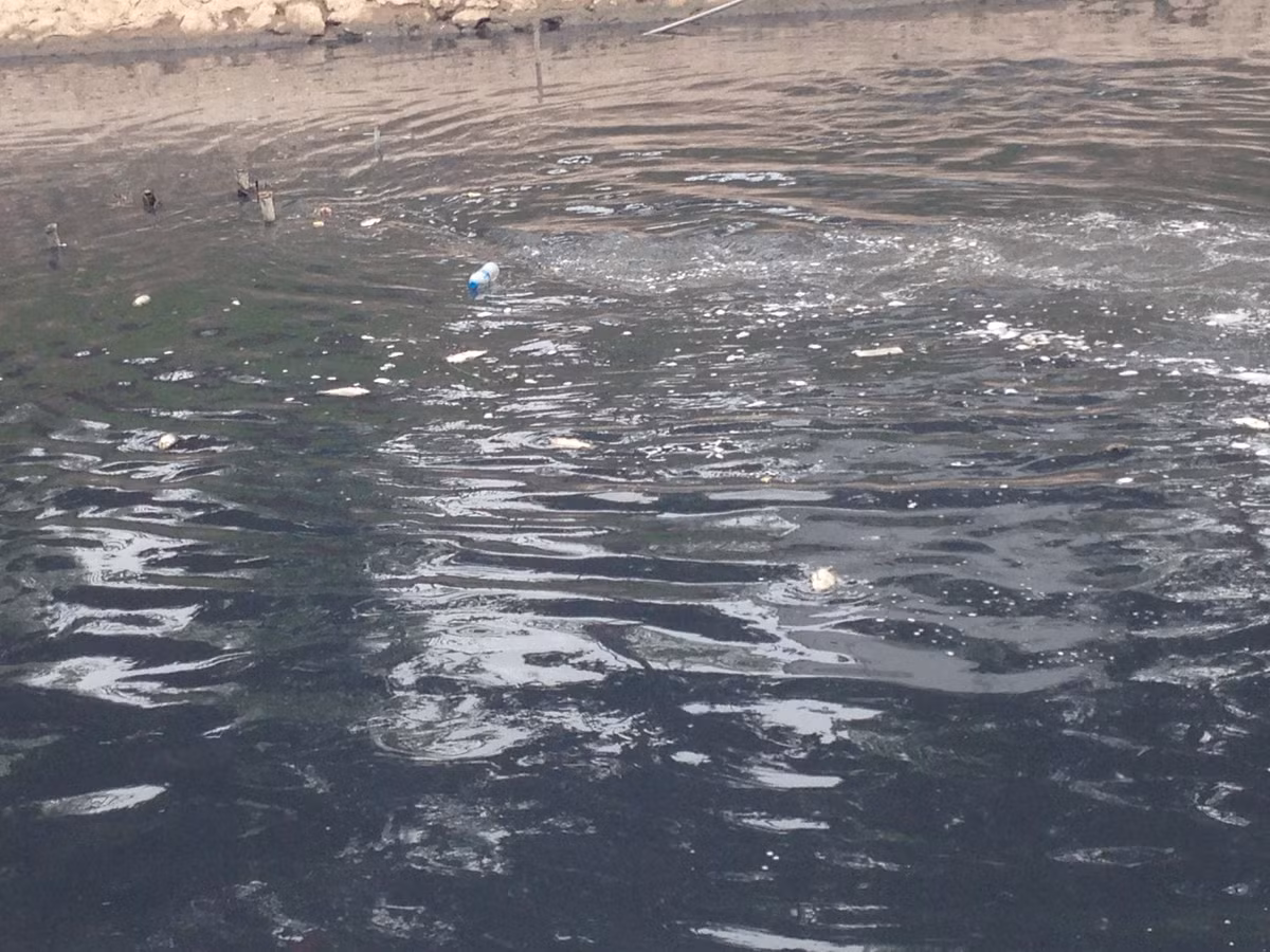 Màu nước sông Tô Lịch lại chuyển sang màu đen kịt trở lại.