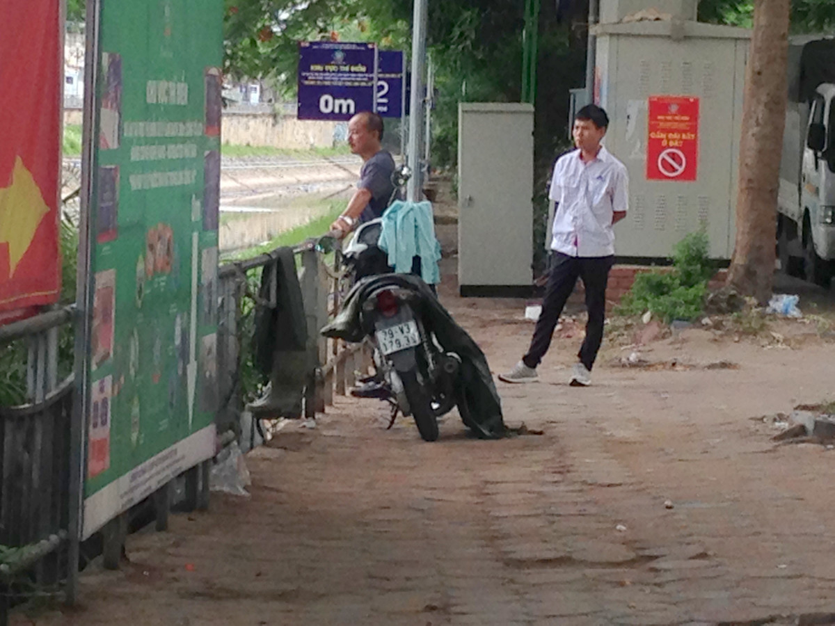 Nhiều người tò mò đến xem nước sông Tô Lịch.