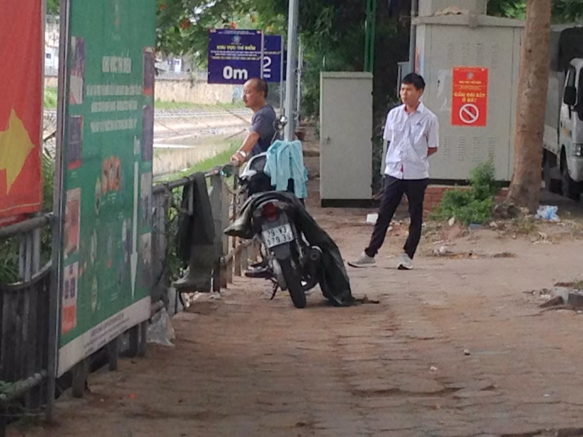 Nhiều người tò mò đến xem nước sông Tô Lịch.