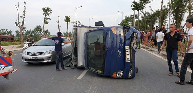 Cụ thể, khi đến đoạn đường trên chiếc xe ô tô mang BKS 30E-180.54 bất ngờ xảy ra va chạm với ô tô tải 29H-116.87 do anh Nguyễn Thành Cảnh (SN 1989 trú Thanh Lãm, xã Phú Lãm, huyện Thanh Oai, Hà Nội) điều khiển. (Ảnh: Tiền Phong)
