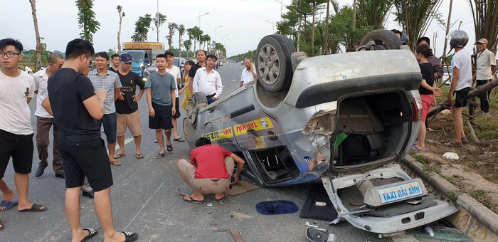 Sau đó, chiếc xe tải đã bị mất lái đâm tiếp vào chiếc taxi Hải Anh mang BKS 29A-121.02 do anh Lê Anh Tâm (SN 1980, trú tại xã Phương Trung, huyện Thanh Oai, Hà Nội) điều khiển đang chạy cùng chiều. (Ảnh: Infonet)