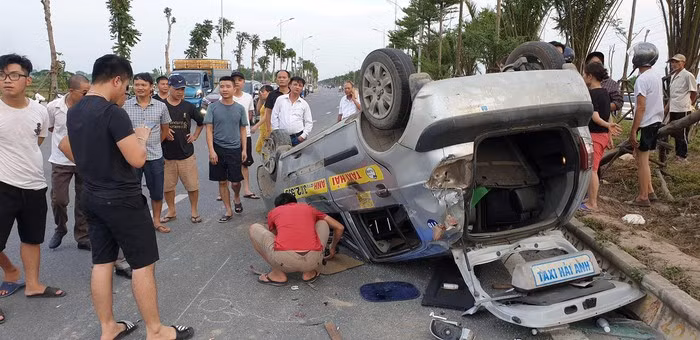 Sau đó, chiếc xe tải đã bị mất lái đâm tiếp vào chiếc taxi Hải Anh mang BKS 29A-121.02 do anh Lê Anh Tâm (SN 1980, trú tại xã Phương Trung, huyện Thanh Oai, Hà Nội) điều khiển đang chạy cùng chiều. (Ảnh: Infonet)