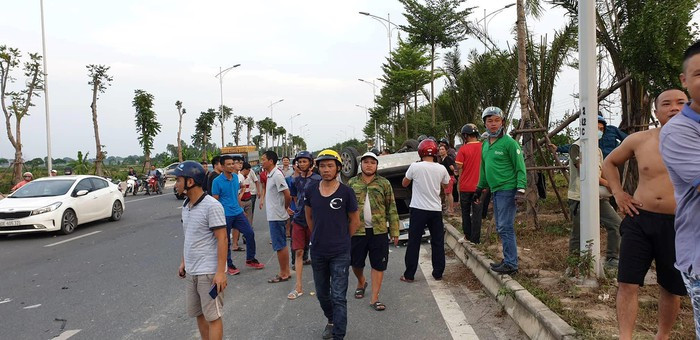Rất đông người dân đến theo dõi lực lượng chức năng khám nghiệm hiện trường xảy ra vụ tai nạn. (Ảnh: Infonet)