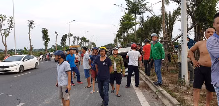 Rất đông người dân đến theo dõi lực lượng chức năng khám nghiệm hiện trường xảy ra vụ tai nạn. (Ảnh: Infonet)