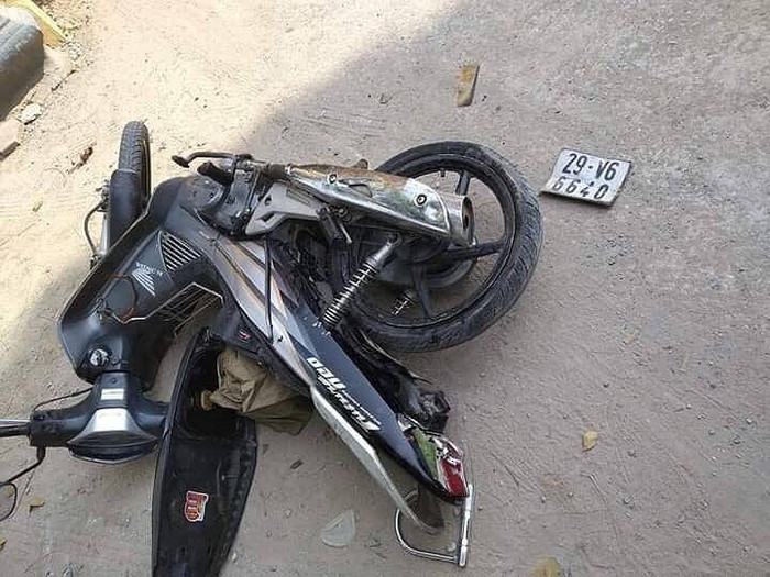 Không dừng lại ở đó, tài xế Thắng tiếp tục điều khiển ô tô 30E-180.54 di chuyển bỏ chạy về hướng quận Hà Đông thì va chạm tiếp với xe mô tô mang BKS 29V6-6690 do ông Nguyễn Tiến Thuận (SN 1958, trú tại xã Bình Minh, huyện Thanh Oai, Hà Nội) điều khiển. (Ảnh: Infonet)