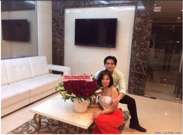 Bà Ngọc và bác sĩ Thái luôn dành cho nhau những cử chỉ yêu thương khi còn mặn nồng.