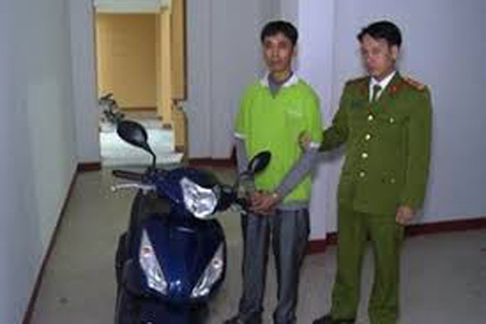 Ngay sau khi xảy ra vụ việc, Công an tỉnh Thái Bình đã khẩn trương vào cuộc điều tra, xác định và bắt được Lê Văn Cẩn, thu được tang vật gây án và 199 triệu đồng. Tại Cơ quan Cảnh sát điều tra, Lê Văn Cẩn khai nhận do nợ nần không có tiền trả nên đã nảy sinh ý định đi cướp ngân hàng. (Ảnh: Aninhthudo)