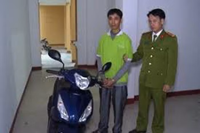 Ngay sau khi xảy ra vụ việc, Công an tỉnh Thái Bình đã khẩn trương vào cuộc điều tra, xác định và bắt được Lê Văn Cẩn, thu được tang vật gây án và 199 triệu đồng. Tại Cơ quan Cảnh sát điều tra, Lê Văn Cẩn khai nhận do nợ nần không có tiền trả nên đã nảy sinh ý định đi cướp ngân hàng. (Ảnh: Aninhthudo)