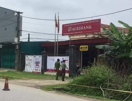 Đến khoảng 23h30 ngày 1/6, phòng Cảnh sát hình sự Công an tỉnh Phú Thọ đã bắt giữ được Nguyễn Thành Nam (SN 1985, ở khu 5 xã Trung Giáp, huyện Phù Ninh, tỉnh Phú Thọ) nghi phạm gây ra vụ cướp 527 triệu đồng tại điểm giao dịch Ngân hàng Agribank, chi nhánh huyện Thanh Ba (khu 10, xã Thanh Hà, huyện Thanh Ba). (Ảnh: Zing)