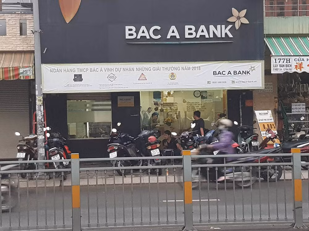  4. Dùng súng cướp ngân hàng Bắc Á ở Sài Gòn: Ngày 4/7, tại phòng giao dịch Lũy Bán Bích của ngân hàng Bắc Á có 1 nam thanh niên đeo khẩu trang, chạy xe gắn máy, có đeo theo ba lô và đi vào ngân hàng như một người khách bình thường. Sau đó, nam thanh niên này tiếp cận tại vị trí nhân viên giao dịch, bất ngờ đặt ba lô xuống bàn rồi rút vật nghi là súng để chĩa vào uy hiếp, yêu cầu phải bỏ tiền vào ba lô. Tuy nhiên, khi nghe thấy chuông báo động đối tượng vội tháo chạy ra ngoài lên xe máy bỏ chạy khỏi hiện trường.