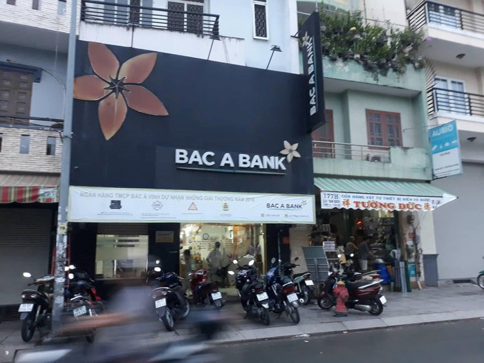 Đến ngày 11/7, nghi can Nguyễn Văn Rinh (28 tuổi, quê Bình Định) đã bị Công an quận Tân Phú phối hợp công Công an tỉnh Bình Định bắt giữ về hành vi “cướp tài sản” vào chiều 4/7 tại phòng giao dịch Luỹ Bán Bích của ngân hàng TMCP Bắc Á (đường Lũy Bán Bích, P.Hiệp Tân, Q.Tân Phú).