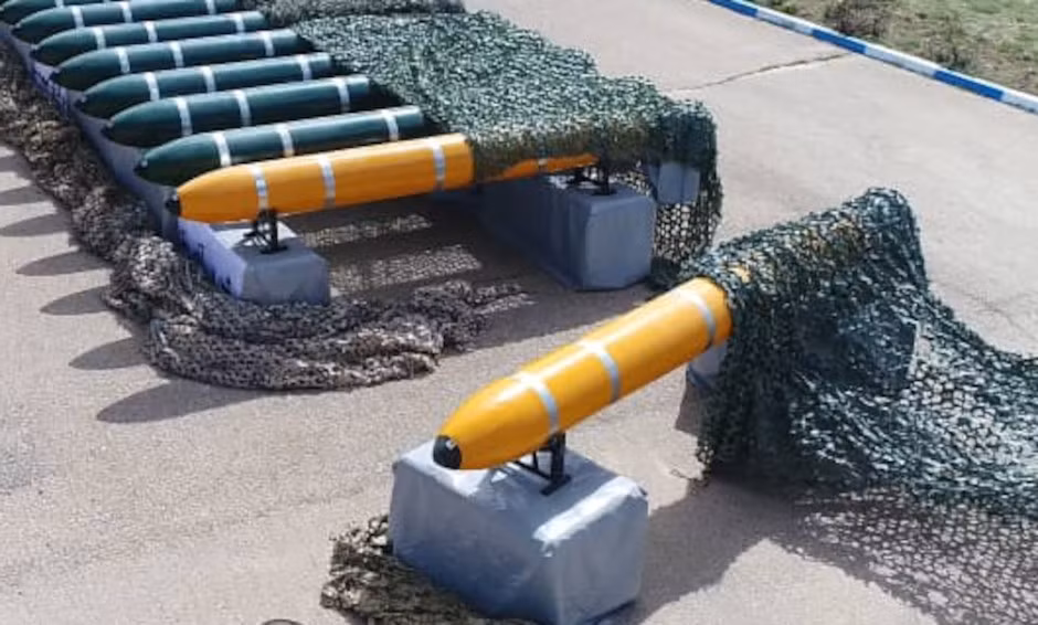 Năng lực của Houthi ngày càng gây chú ý khi nhóm này chế tạo và triển khai một loạt tên lửa và phương tiện không người lái ngày càng chính xác, tầm tấn công có thể vươn tới Israel và đe dọa các tàu chiến của Mỹ hoạt động trong khu vực. Tuần trước, một tạp chí liên kết với Học viện quân sự West Point của Mỹ tiết lộ, một tên lửa của Houthi đã rơi xuống cách tàu sân bay USS Eisenhower chỉ 200 mét trong một lần triển khai vào mùa hè. Đầu năm nay, một tên lửa của Houthi đã xuyên thủng được 2 lớp phòng thủ của tàu khu trục tên lửa USS Gravely, buộc tàu này phải kích hoạt Hệ thống vũ khí tầm gần (CIWS) là tuyến phòng thủ cuối cùng để đánh chặn.