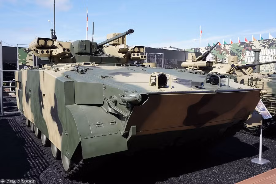 Không giống như xe chiến đấu bộ binh BMP-3 phiên bản cơ sở, để tạo ra chiếc Manul, động cơ và khoang truyền động đã được đặt ở phía trước, còn cửa ra vào vẫn ở phía sau, tạo thuận lợi cho việc thoát ly.