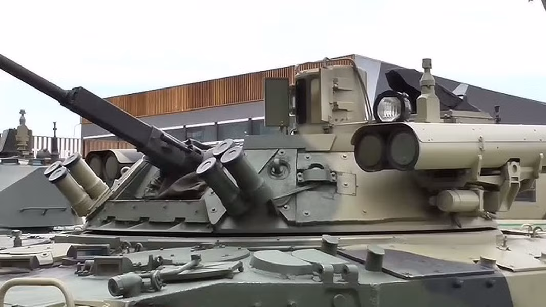 Bên cạnh đó vẫn còn một lựa chọn khác về thiết bị chiến đấu đó là module AU220M Baikal với một khẩu pháo 57 mm nòng dài thay vì nòng ngắn như trên Epoch, đi kèm súng máy 7,62 mm.