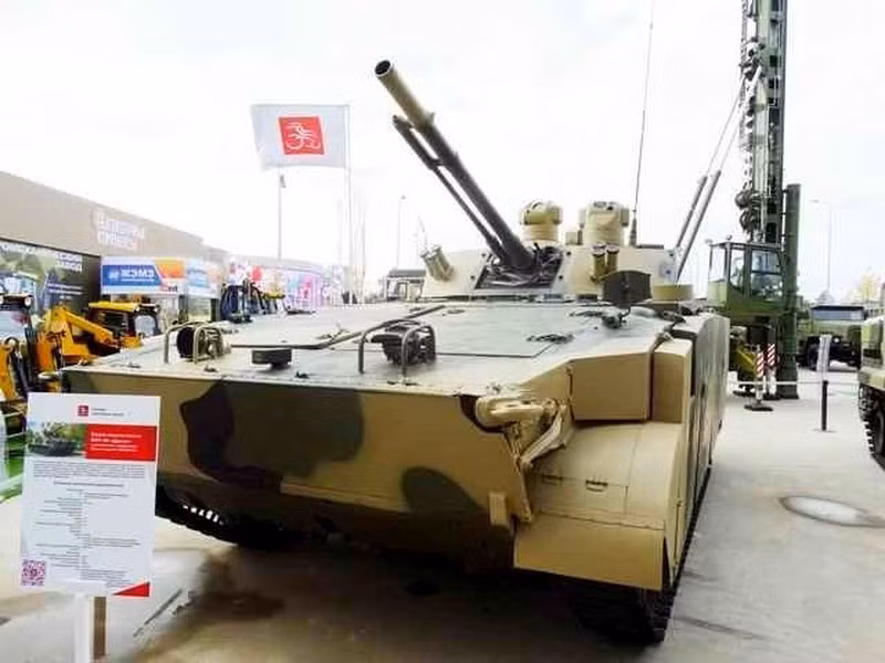 Chiếc IFV này sử dụng động cơ UTD-32 công suất 660 mã lực đặt ở phía trước, cho tốc độ tối đa 70 km/h trên đường nhựa, tốc độ lùi đạt 20 km/h, và bơi với tốc độ lớn nhất 10 km/h.