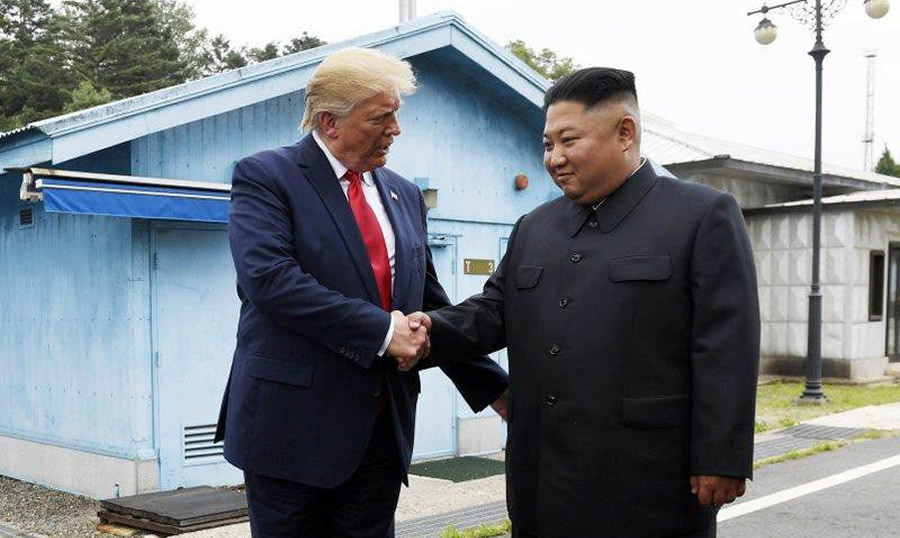 Kể từ lần gặp gần nhất giữa ông Trump và nhà lãnh đạo Kim Jung Un, Triều Tiên đã mở rộng đáng kể kho vũ khí tên lửa đạn đạo xuyên lục địa khổng lồ cùng vũ khí siêu thanh và tầm ngắn có thể mang đầu đạn hạt nhân tấn công lục địa Mỹ hoặc các căn cứ quân sự trong khu vực. Các quan chức Mỹ và Hàn Quốc cho biết, Bình Nhưỡng cũng đã mở lại bãi thử hạt nhân và sẵn sàng tiếp tục thử nghiệm bất cứ khi nào ông Kim Jong Un ra lệnh.