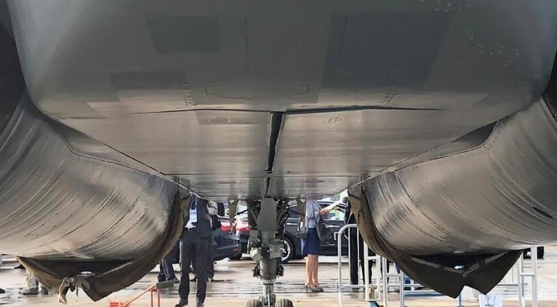 Chưa hết, thêm một chi tiết nữa cho thấy chất lượng chế tạo Su-57 của Nga đang có vấn đề, ít là trong loạt chế tạo các nguyên mẫu thử nghiệm, đó là việc bong bóng bọt khí xuất hiện ở kính buồng lái phi công.