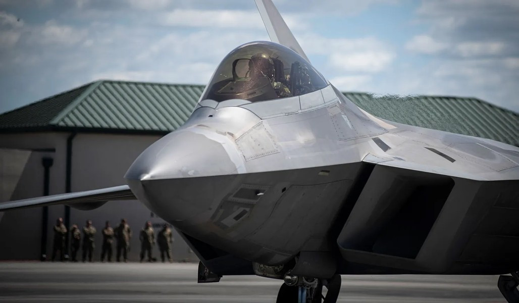 Ngoài ra, bề mặt láng mịn là điều cần thiết để phủ lớp hấp thụ radar cho tiêm kích tàng hình.