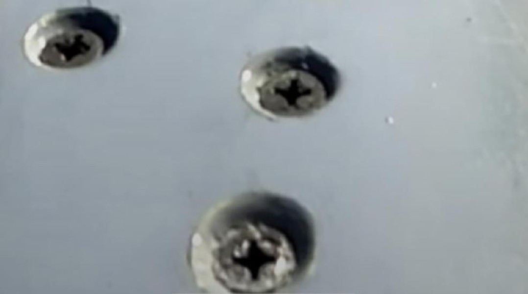 Có thể nhận thấy rõ những vết lõm do đinh vít gây ra trên Su-57 đã làm giảm khả năng tàng hình của máy bay, khiến nó dễ bị hệ thống radar của đối phương phát hiện hơn.