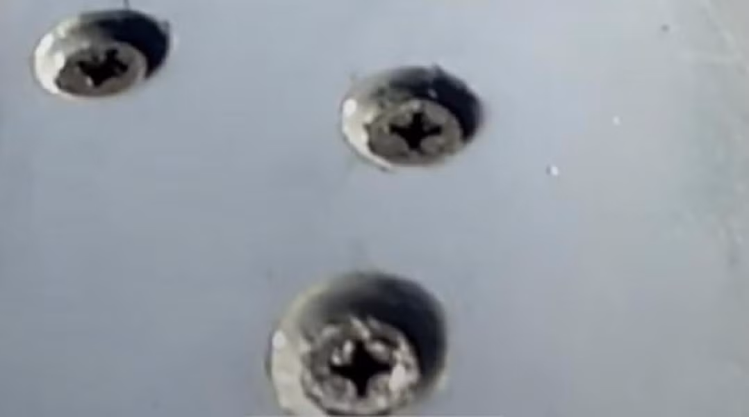 Có thể nhận thấy rõ những vết lõm do đinh vít gây ra trên Su-57 đã làm giảm khả năng tàng hình của máy bay, khiến nó dễ bị hệ thống radar của đối phương phát hiện hơn.