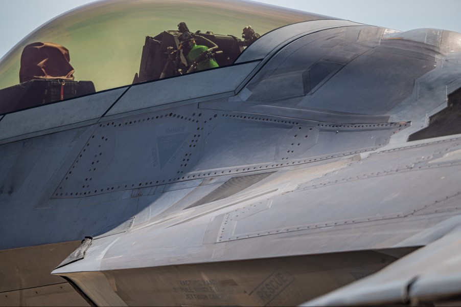 Các đặc tính khí động học của máy bay tàng hình cũng được hưởng lợi từ việc sử dụng đinh tán; bề mặt nhẵn giúp giảm thiểu lực cản, cho phép bay hiệu quả và nhanh nhẹn hơn. Cận cảnh khung thân tiêm kích F-22 Raptor.