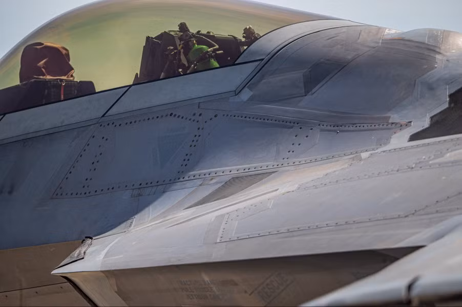 Các đặc tính khí động học của máy bay tàng hình cũng được hưởng lợi từ việc sử dụng đinh tán; bề mặt nhẵn giúp giảm thiểu lực cản, cho phép bay hiệu quả và nhanh nhẹn hơn. Cận cảnh khung thân tiêm kích F-22 Raptor.