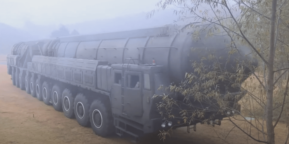 Lãnh đạo Triều Tiên Kim Jong-un từng đưa mục tiêu sở hữu "tên lửa mang nhiều đầu đạn" và công nghệ phương tiện hồi quyển tấn công đa mục tiêu độc lập (MIRV) vào chương trình phát triển quân sự giai đoạn 2021-2025.