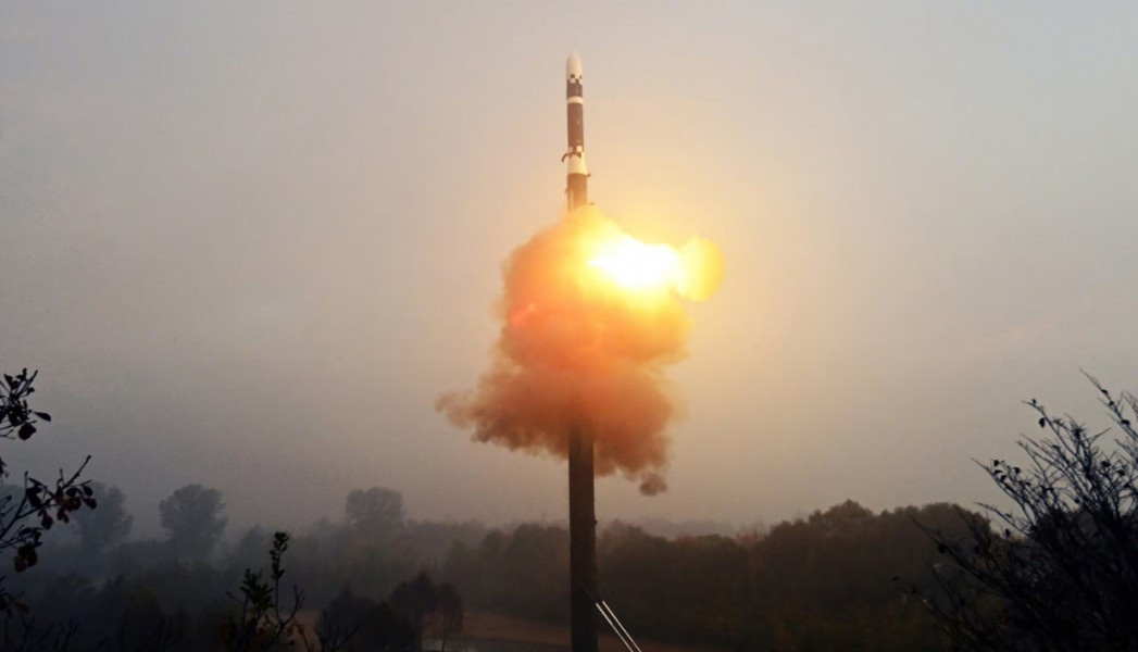Các mẫu ICBM của Triều Tiên hiện nay, gồm Hwasong-15/17/18/19, được cho là có khả năng mang được nhiều đầu đạn, hoặc kết hợp giữa đầu đạn thật và mồi bẫy, đủ sức gây quá tải lưới phòng thủ của Mỹ nếu được phóng đồng thời theo loạt vài quả.