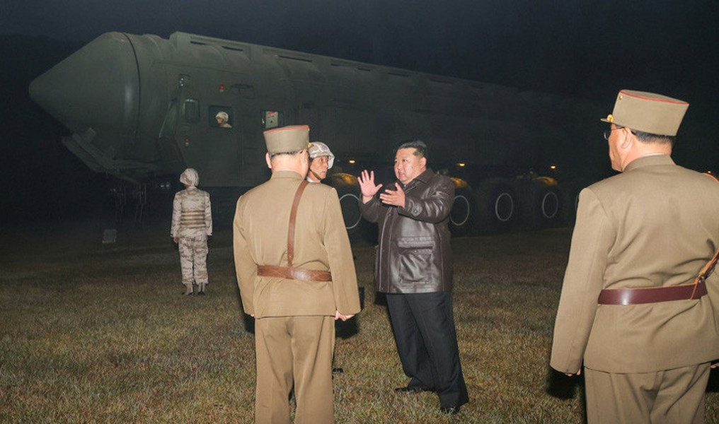 Trong khi phiên bản trước đó là Hwasong-18 có thể bay xa 15.000 km nếu phóng theo góc tối ưu, đủ sức bắn tới mọi vị trí trên lãnh thổ Mỹ, và mang được một hoặc nhiều đầu đạn với tổng khối lượng 1,25-1,5 tấn.