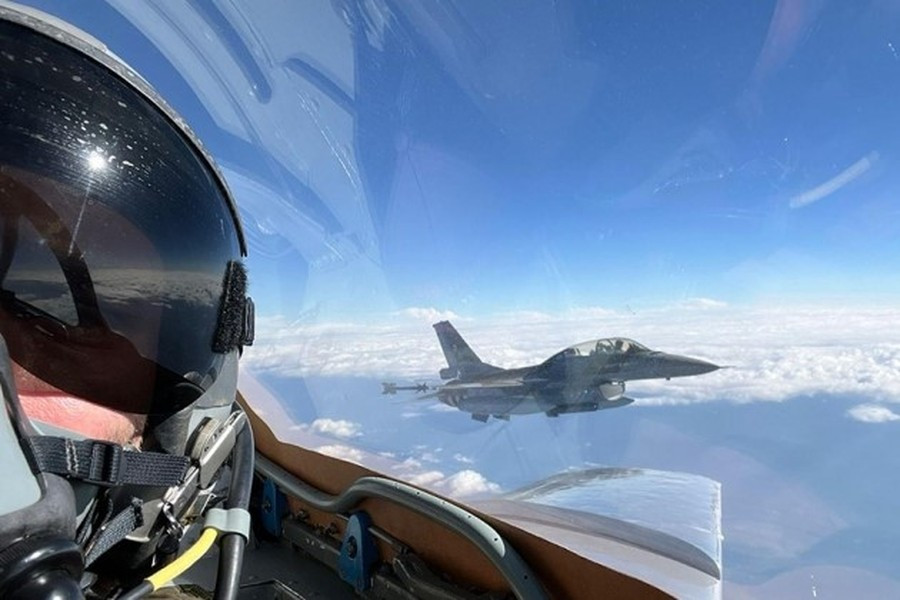 Chưa dừng lại đây, quốc gia Đông Âu này còn lên kế hoạch hiện đại hóa mạnh mẽ lực lượng vũ trang của mình thông qua việc mua 4 radar cảnh báo sớm AN/MPQ-64 F1 Sentinel và 32 máy bay chiến đấu F-35 từ Mỹ.