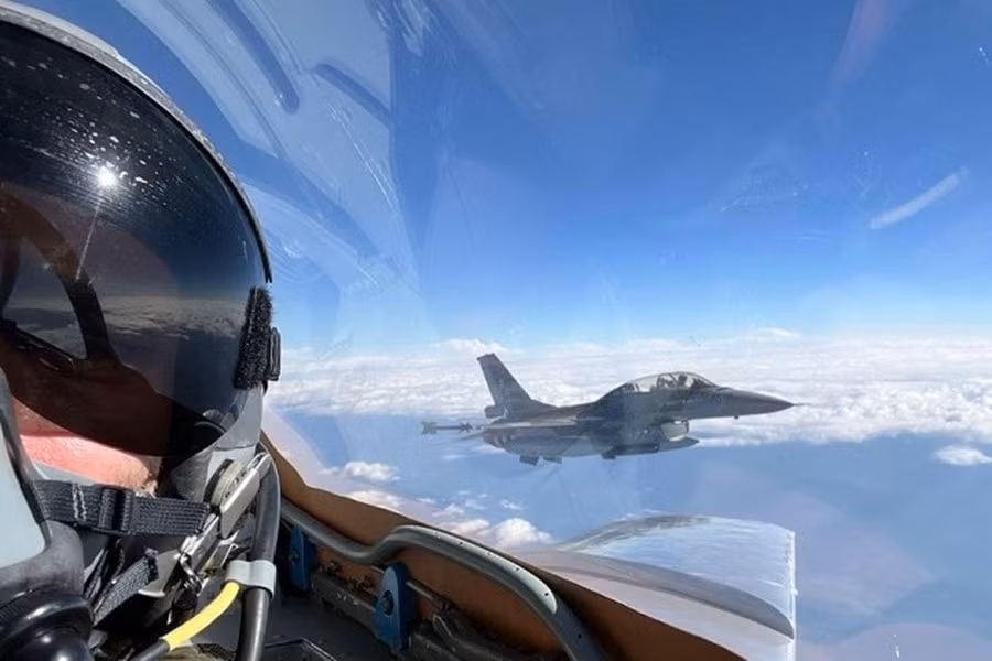 Chưa dừng lại đây, quốc gia Đông Âu này còn lên kế hoạch hiện đại hóa mạnh mẽ lực lượng vũ trang của mình thông qua việc mua 4 radar cảnh báo sớm AN/MPQ-64 F1 Sentinel và 32 máy bay chiến đấu F-35 từ Mỹ.