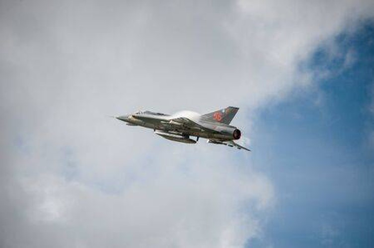 Các loại vũ khí mà Saab-35 Draken thường mang bao gồm rocket Bofors M70, tên lửa không đối không Rb24, Rb27 và Rb28 cùng các loại bom thông thường.