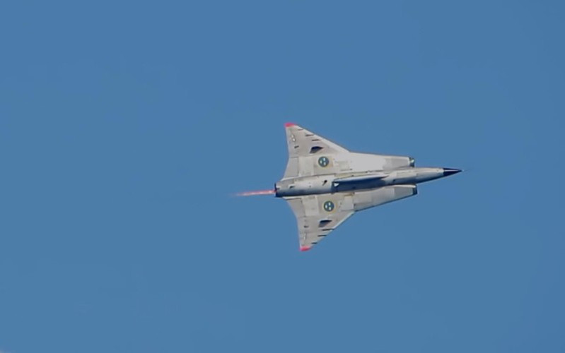 Ngoài ra, Saab-35 Draken còn có 6 giá treo vũ khí có thể mang tối đa 2.900kg vũ khí các loại.