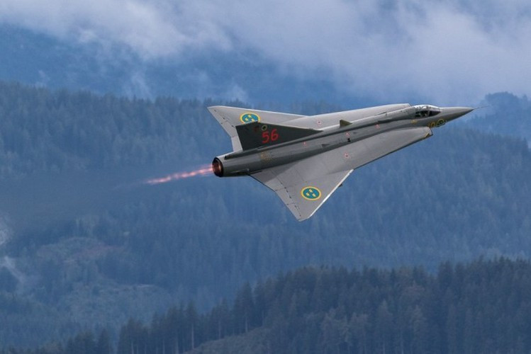 Máy bay được trang bị một động cơ Volvo Svenska Flygmotor RM6C cực mạnh giúp Saab-35 Draken dễ dàng đạt vận tốc đáng nể là 2.125km/h.