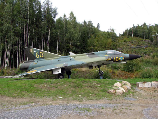 Saab-35 Draken là chiến đấu cơ đánh chặn với thiết kế 1 ghế ngồi, 1 động cơ có khả năng hoạt động trong mọi điều kiện thời tiết.