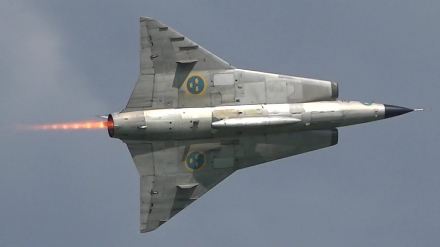 Saab-35 Draken chính thức được đưa vào biên chế Không quân Thụy Điển vào năm 1960 và trở thành một trong những chiến đấu cơ mạnh nhất thế giới thời điểm đó.