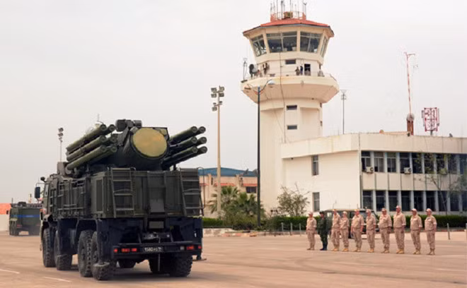 Trong tuần qua, các phần tử vũ trang nổi dậy ở tỉnh Idlib của Syria đã liên tục cho máy bay không người lái tấn công căn cứ không quân Khmeimim hiện do Nga điều hành, nằm ở phía đông nam thành phố Latakia, tỉnh Latakia, Syria; nhưng đã bị lực lượng phòng không của Nga bảo vệ căn cứ này chặn đứng.